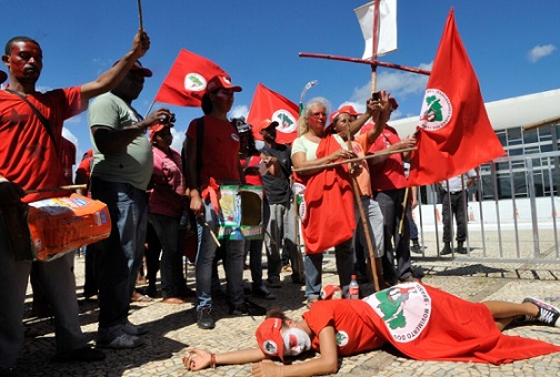 http://www.piratininga.org.br/images/protesto_mst_felisburgo.jpg 