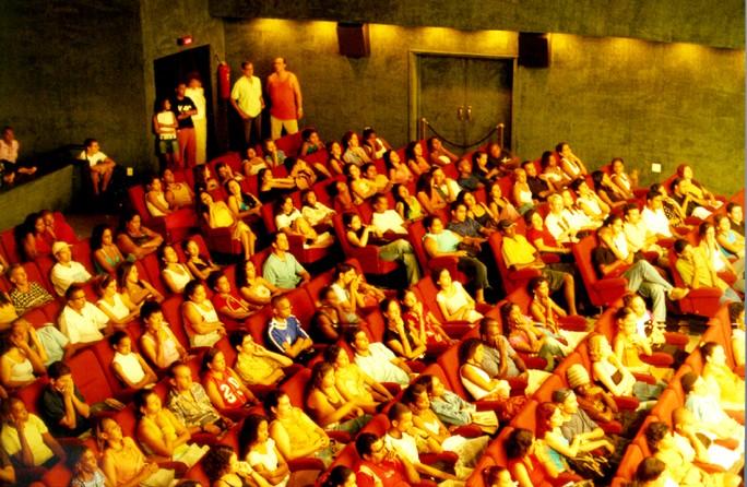 Alunos de cursos pr-vestibulares comunitrios lotam o Cine-Odeon, no Rio, num domingo pela manh; Foto: Eduardo Nunes